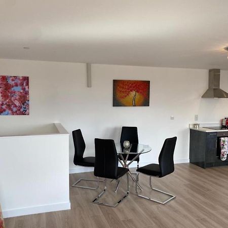 Central Newly Built 2 Bed Duplex Penthouse With Free On-Site Gated Parking, Lift Access, Self Check-In, Super Fast Wifi, Two Cathedral View Terraces & Sleeps 6 Peterborough Esterno foto