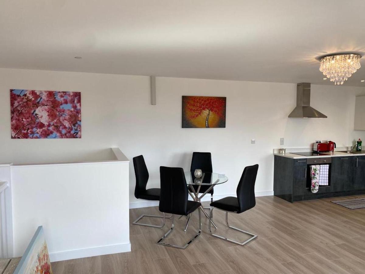 Central Newly Built 2 Bed Duplex Penthouse With Free On-Site Gated Parking, Lift Access, Self Check-In, Super Fast Wifi, Two Cathedral View Terraces & Sleeps 6 Peterborough Esterno foto