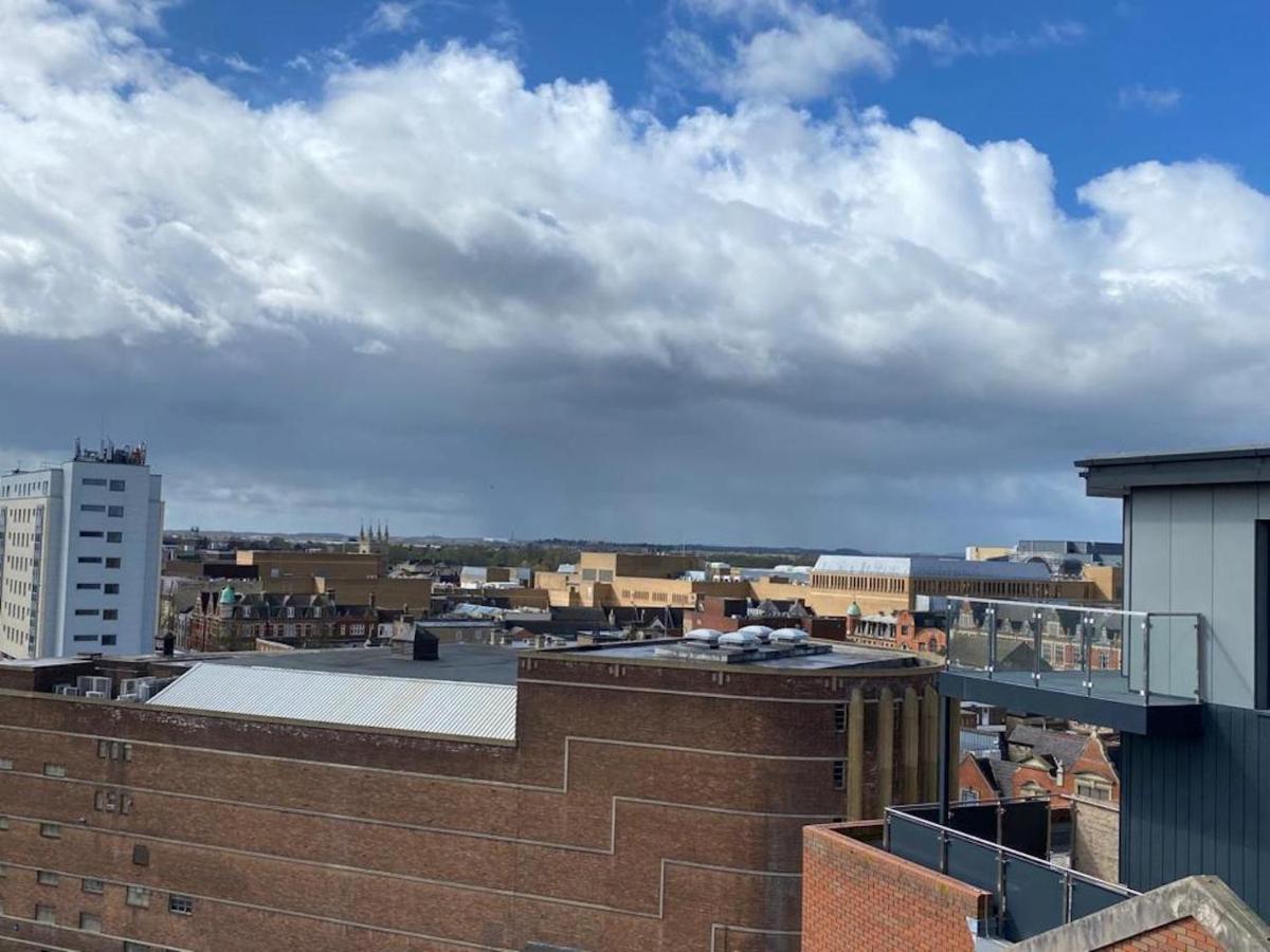 Central Newly Built 2 Bed Duplex Penthouse With Free On-Site Gated Parking, Lift Access, Self Check-In, Super Fast Wifi, Two Cathedral View Terraces & Sleeps 6 Peterborough Esterno foto