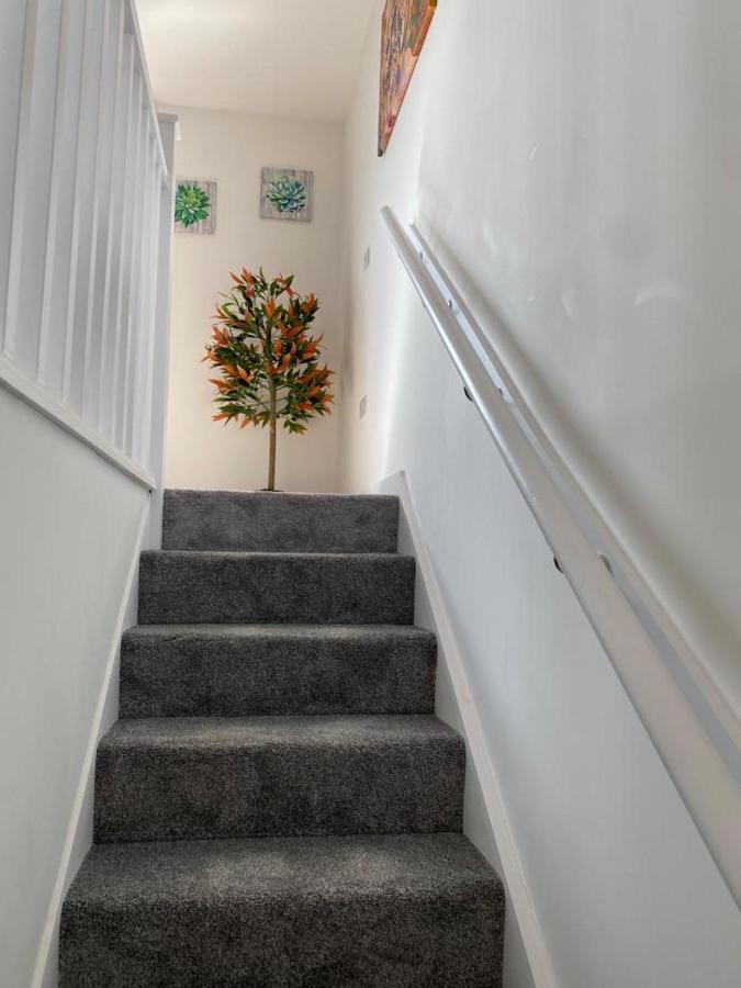 Central Newly Built 2 Bed Duplex Penthouse With Free On-Site Gated Parking, Lift Access, Self Check-In, Super Fast Wifi, Two Cathedral View Terraces & Sleeps 6 Peterborough Esterno foto