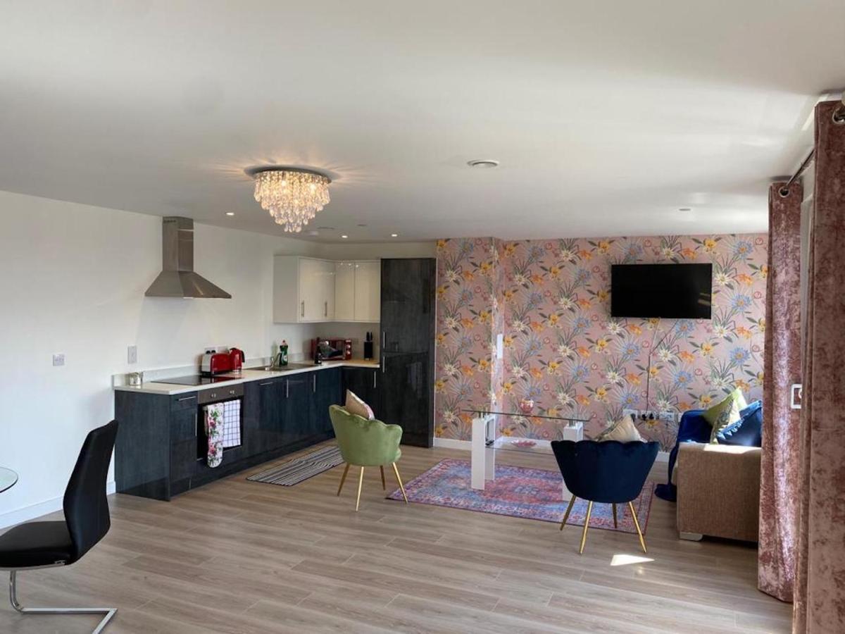 Central Newly Built 2 Bed Duplex Penthouse With Free On-Site Gated Parking, Lift Access, Self Check-In, Super Fast Wifi, Two Cathedral View Terraces & Sleeps 6 Peterborough Esterno foto
