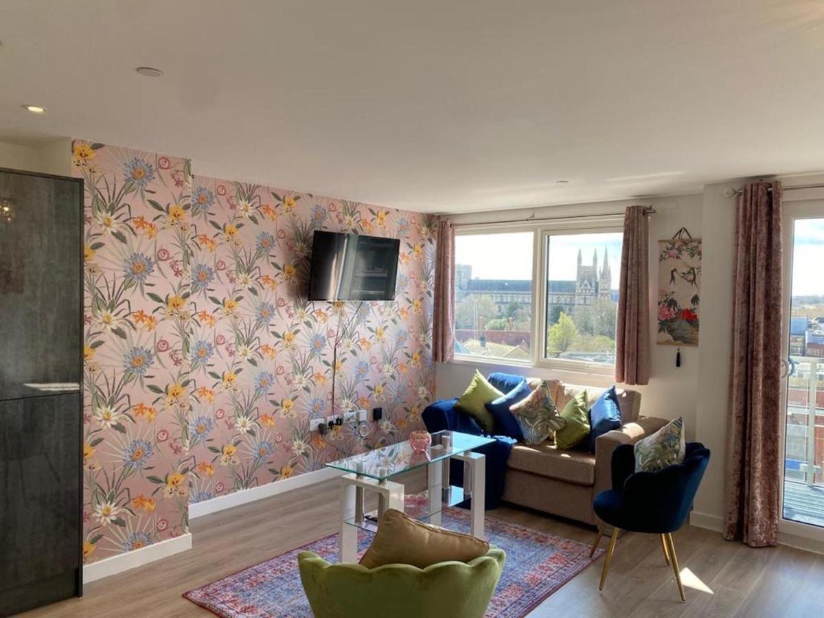 Central Newly Built 2 Bed Duplex Penthouse With Free On-Site Gated Parking, Lift Access, Self Check-In, Super Fast Wifi, Two Cathedral View Terraces & Sleeps 6 Peterborough Esterno foto