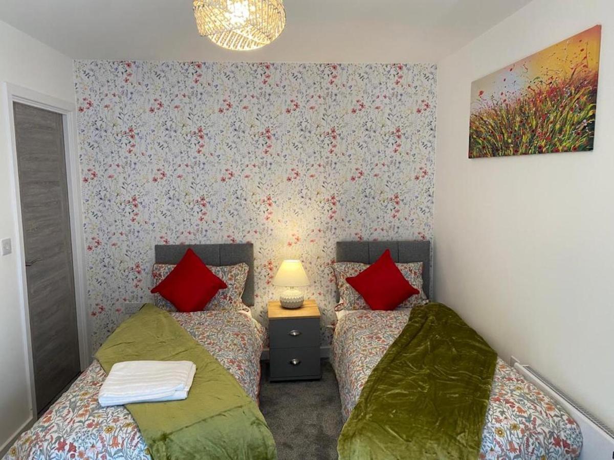 Central Newly Built 2 Bed Duplex Penthouse With Free On-Site Gated Parking, Lift Access, Self Check-In, Super Fast Wifi, Two Cathedral View Terraces & Sleeps 6 Peterborough Esterno foto