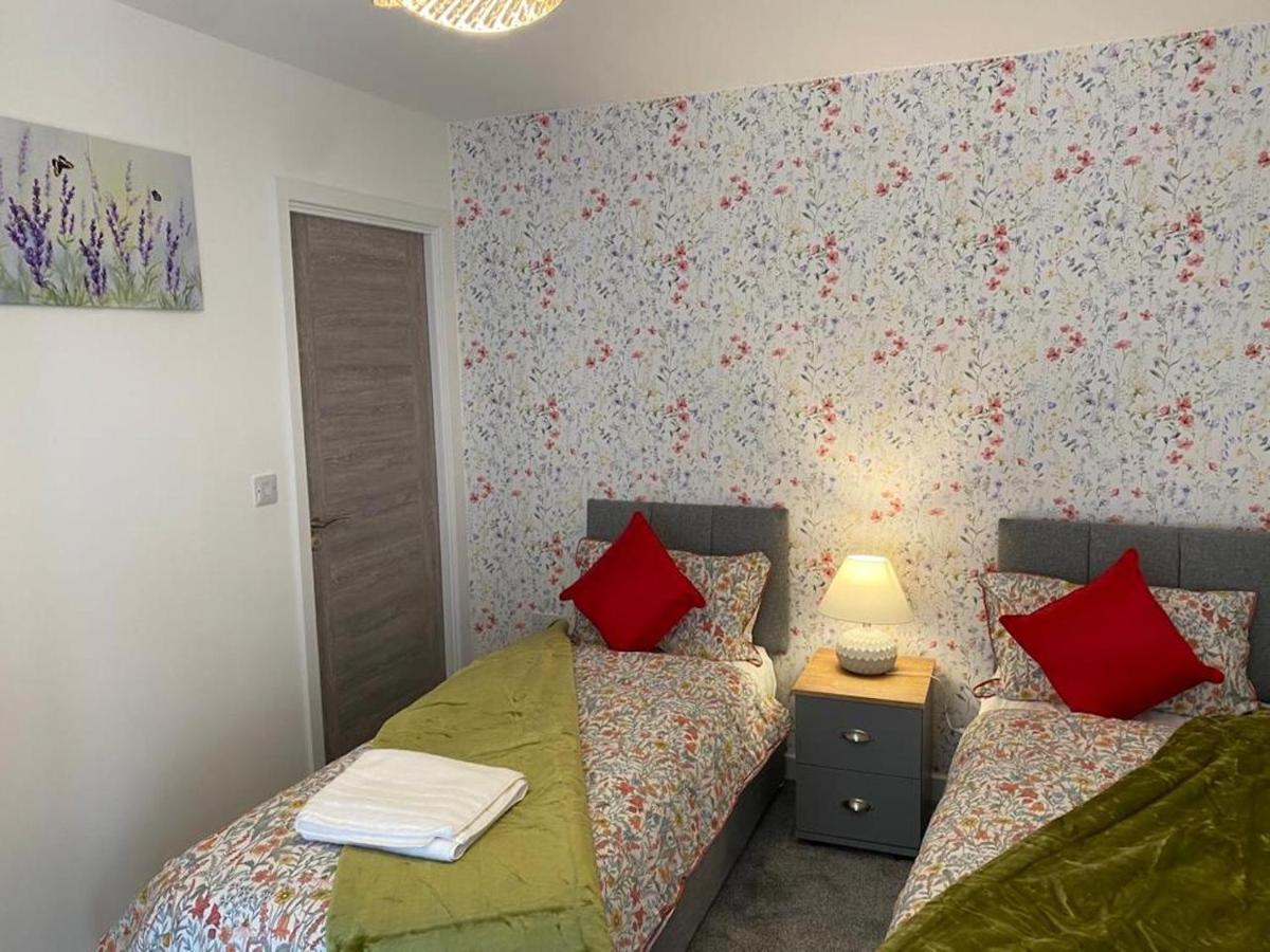 Central Newly Built 2 Bed Duplex Penthouse With Free On-Site Gated Parking, Lift Access, Self Check-In, Super Fast Wifi, Two Cathedral View Terraces & Sleeps 6 Peterborough Esterno foto