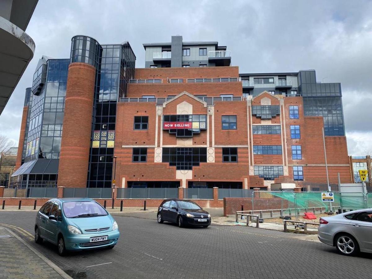 Central Newly Built 2 Bed Duplex Penthouse With Free On-Site Gated Parking, Lift Access, Self Check-In, Super Fast Wifi, Two Cathedral View Terraces & Sleeps 6 Peterborough Esterno foto