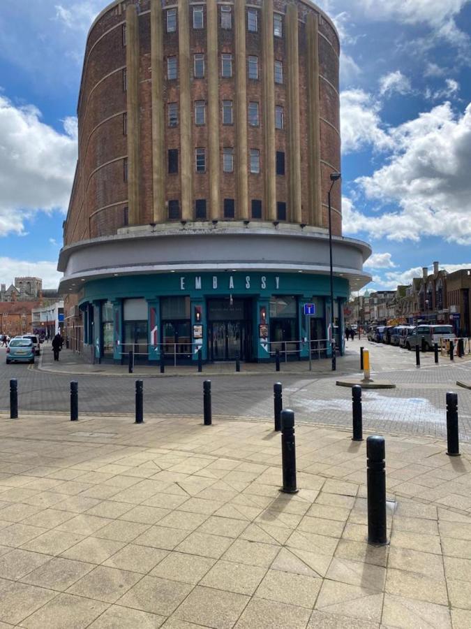 Central Newly Built 2 Bed Duplex Penthouse With Free On-Site Gated Parking, Lift Access, Self Check-In, Super Fast Wifi, Two Cathedral View Terraces & Sleeps 6 Peterborough Esterno foto