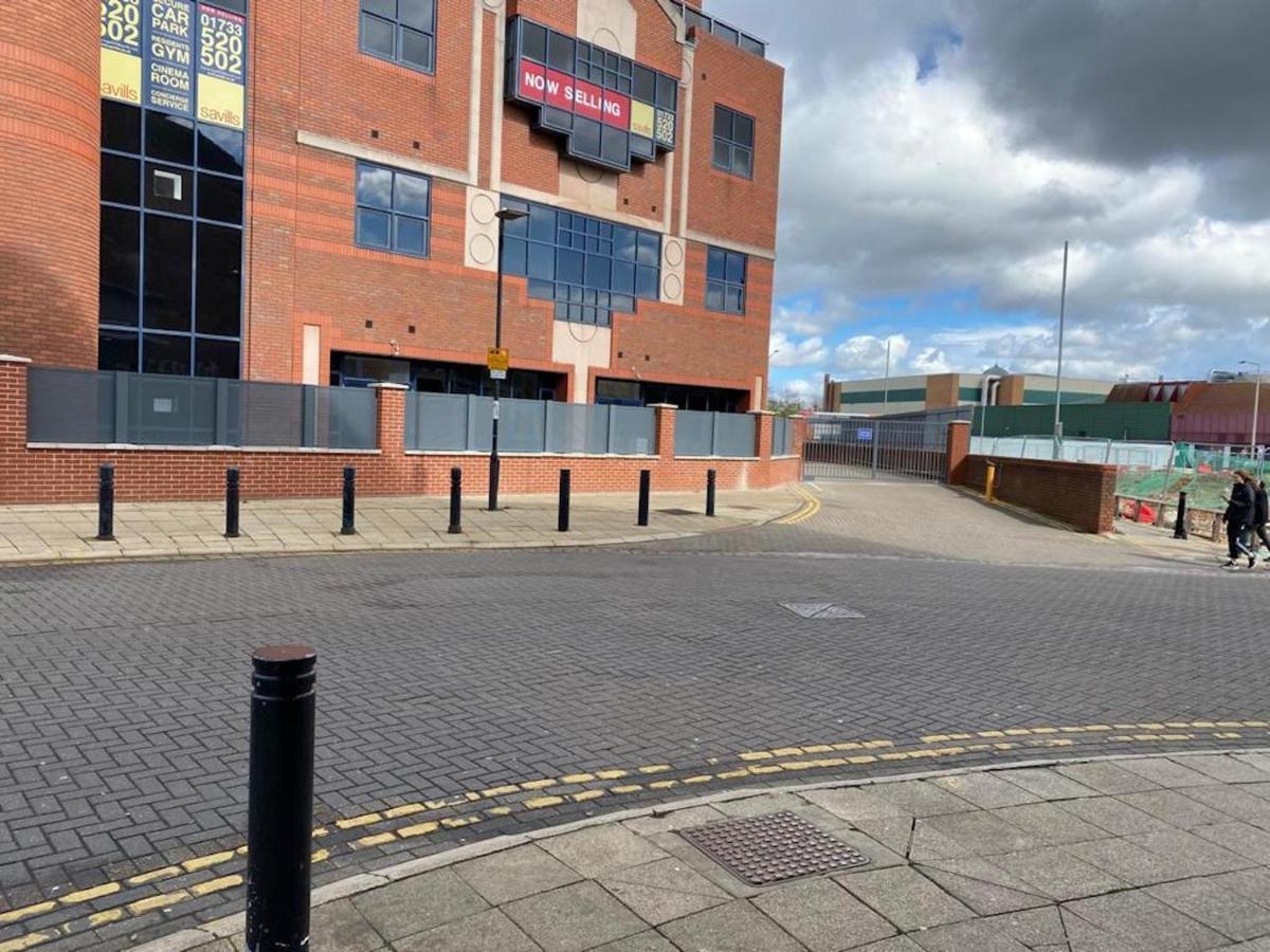 Central Newly Built 2 Bed Duplex Penthouse With Free On-Site Gated Parking, Lift Access, Self Check-In, Super Fast Wifi, Two Cathedral View Terraces & Sleeps 6 Peterborough Esterno foto