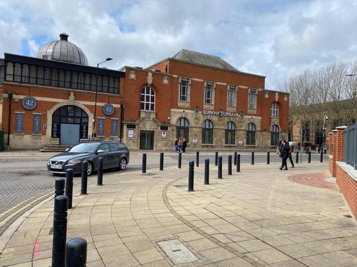 Central Newly Built 2 Bed Duplex Penthouse With Free On-Site Gated Parking, Lift Access, Self Check-In, Super Fast Wifi, Two Cathedral View Terraces & Sleeps 6 Peterborough Esterno foto