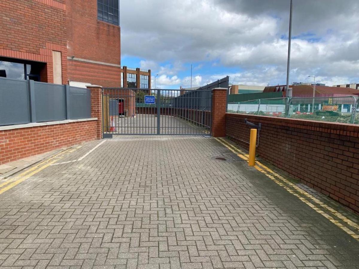 Central Newly Built 2 Bed Duplex Penthouse With Free On-Site Gated Parking, Lift Access, Self Check-In, Super Fast Wifi, Two Cathedral View Terraces & Sleeps 6 Peterborough Esterno foto